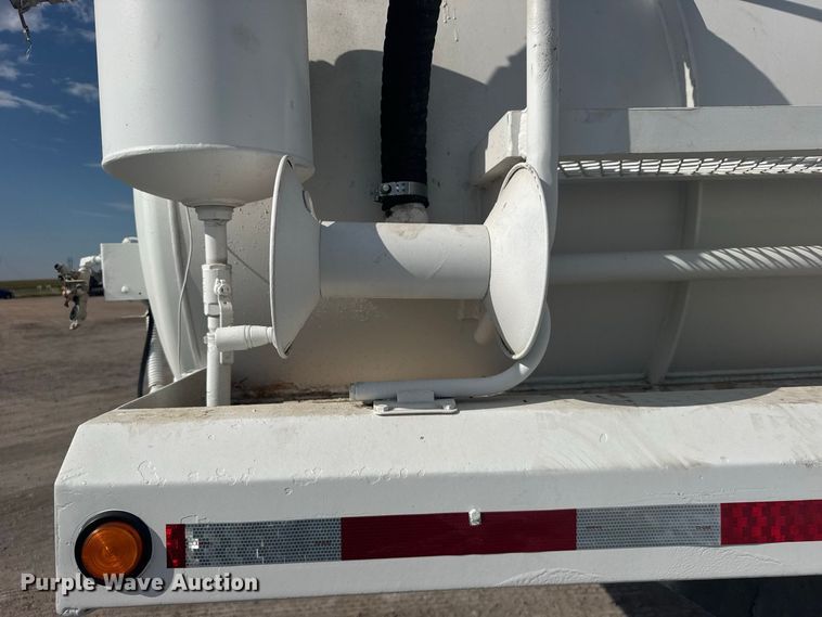 image for item DY3308 2012 Pinsa Cisterna vacuum trailer