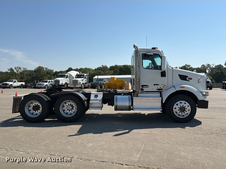 image for item DZ4698 2015 Peterbilt 567 semi truck