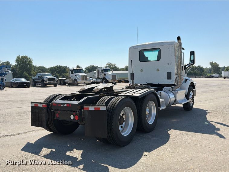 image for item DZ4698 2015 Peterbilt 567 semi truck