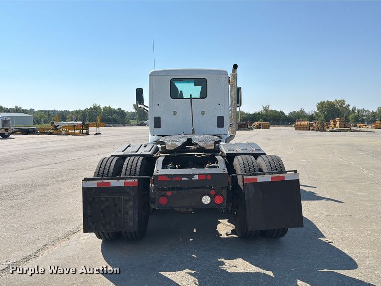 image for item DZ4698 2015 Peterbilt 567 semi truck