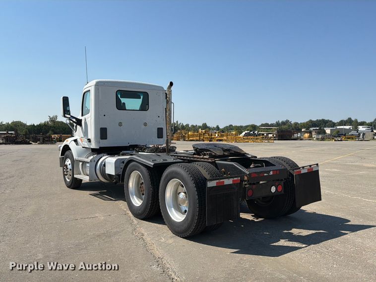 image for item DZ4698 2015 Peterbilt 567 semi truck
