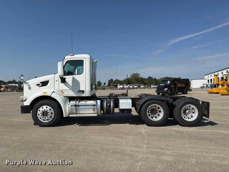 image for item DZ4698 2015 Peterbilt 567 semi truck