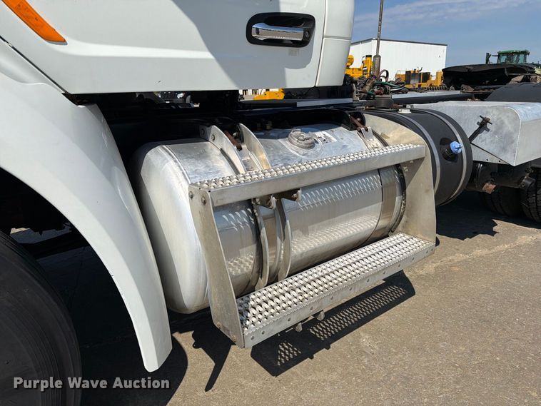 image for item DZ4698 2015 Peterbilt 567 semi truck