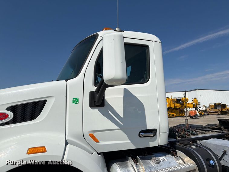 image for item DZ4698 2015 Peterbilt 567 semi truck