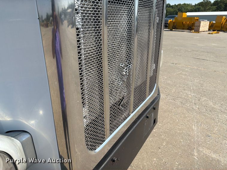 image for item DZ4698 2015 Peterbilt 567 semi truck