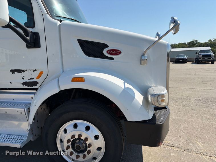 image for item DZ4698 2015 Peterbilt 567 semi truck