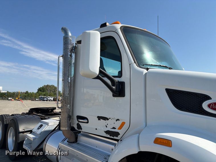 image for item DZ4698 2015 Peterbilt 567 semi truck
