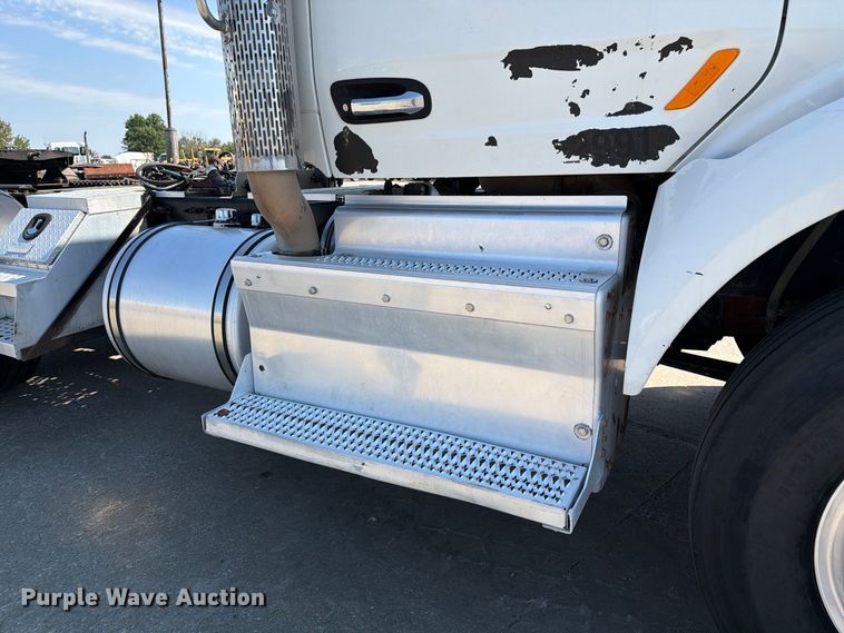 image for item DZ4698 2015 Peterbilt 567 semi truck
