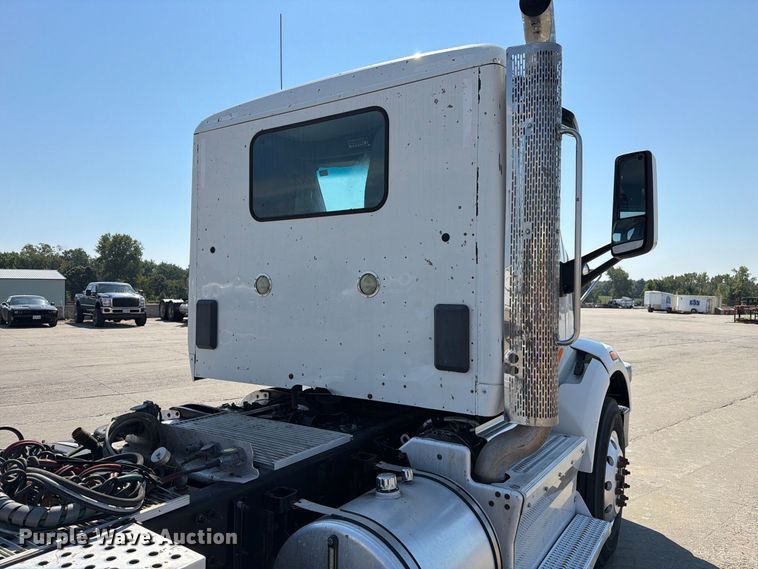 image for item DZ4698 2015 Peterbilt 567 semi truck