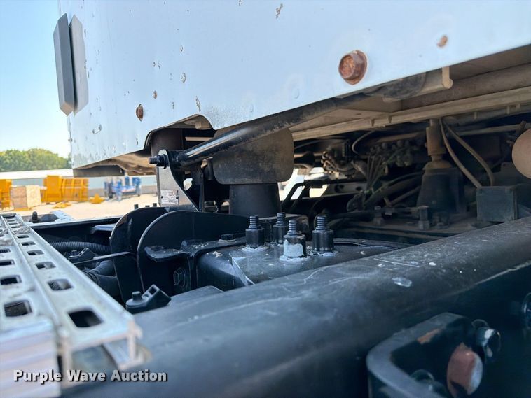 image for item DZ4698 2015 Peterbilt 567 semi truck