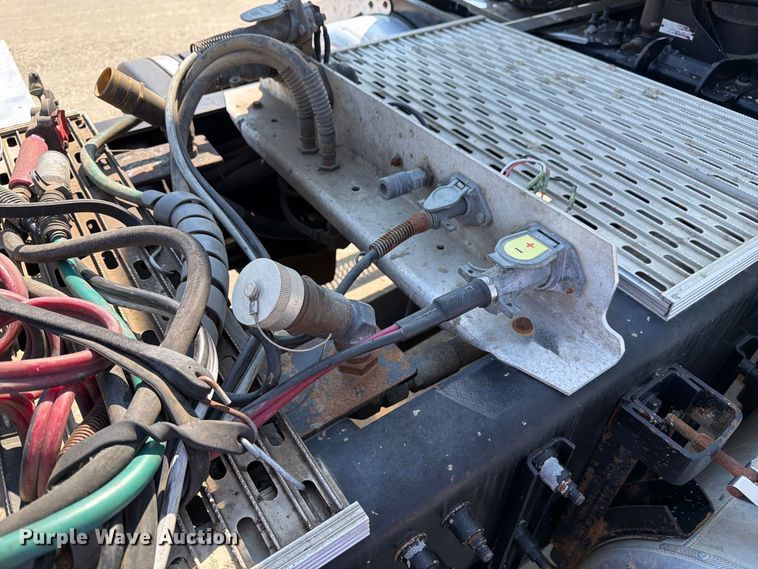 image for item DZ4698 2015 Peterbilt 567 semi truck