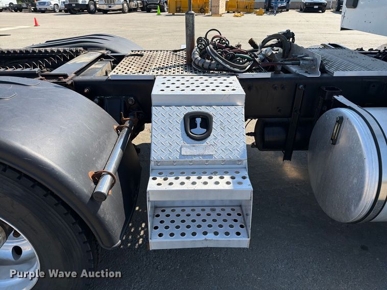 image for item DZ4698 2015 Peterbilt 567 semi truck