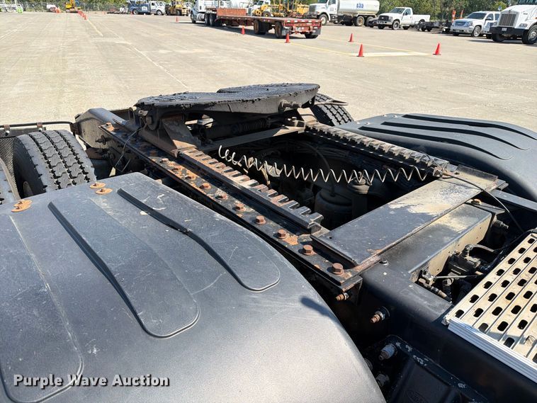 image for item DZ4698 2015 Peterbilt 567 semi truck