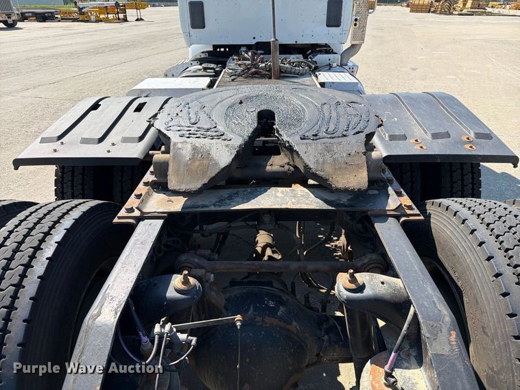 image for item DZ4698 2015 Peterbilt 567 semi truck