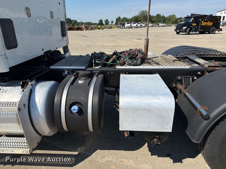 image for item DZ4698 2015 Peterbilt 567 semi truck