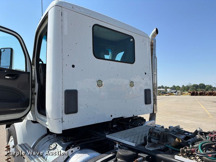 image for item DZ4698 2015 Peterbilt 567 semi truck
