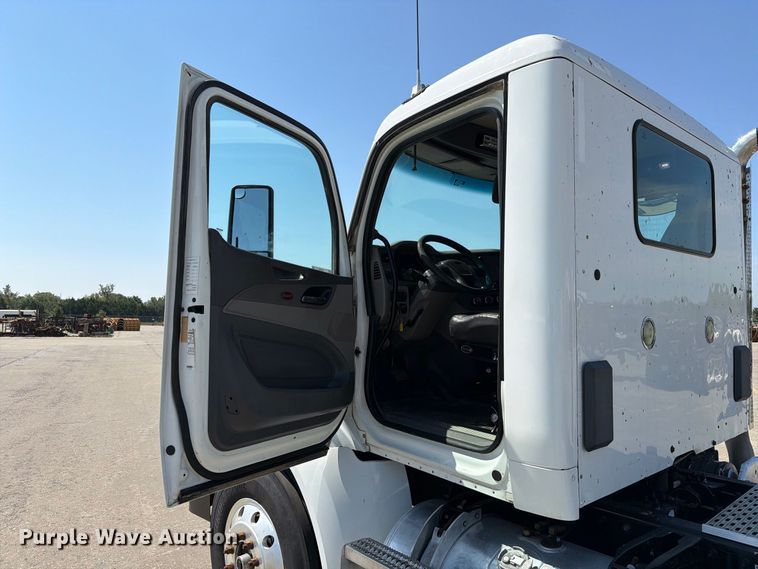 image for item DZ4698 2015 Peterbilt 567 semi truck