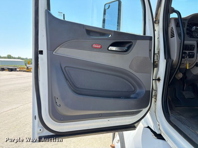 image for item DZ4698 2015 Peterbilt 567 semi truck