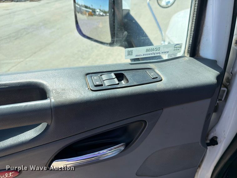 image for item DZ4698 2015 Peterbilt 567 semi truck