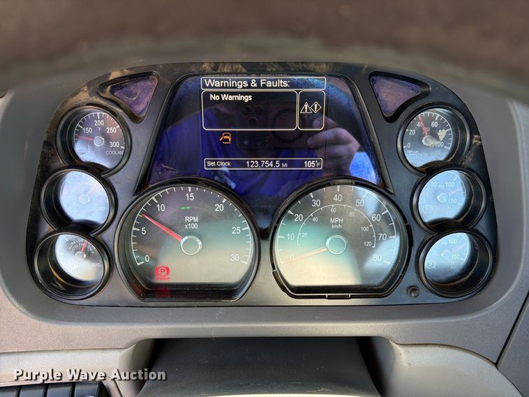 image for item DZ4698 2015 Peterbilt 567 semi truck