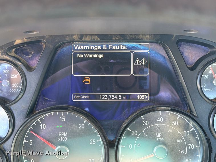 image for item DZ4698 2015 Peterbilt 567 semi truck