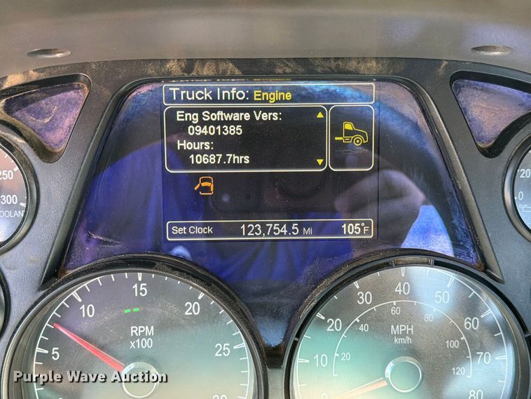 image for item DZ4698 2015 Peterbilt 567 semi truck