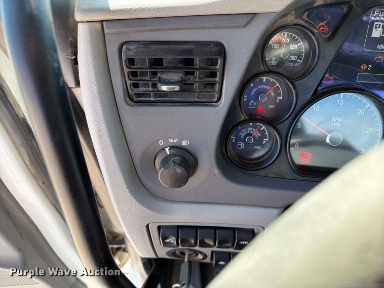 image for item DZ4698 2015 Peterbilt 567 semi truck