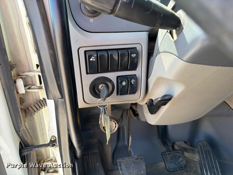 image for item DZ4698 2015 Peterbilt 567 semi truck