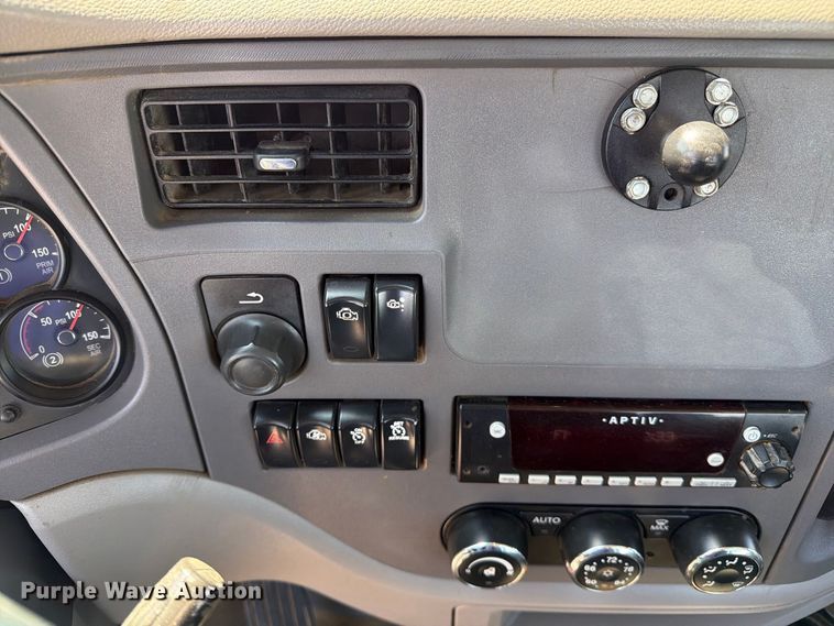image for item DZ4698 2015 Peterbilt 567 semi truck