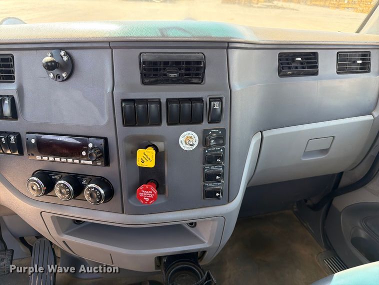 image for item DZ4698 2015 Peterbilt 567 semi truck