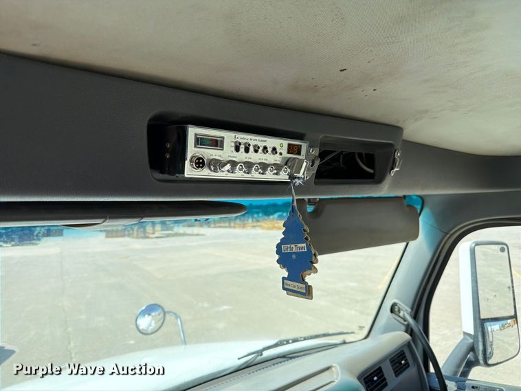 image for item DZ4698 2015 Peterbilt 567 semi truck