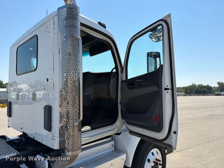 image for item DZ4698 2015 Peterbilt 567 semi truck