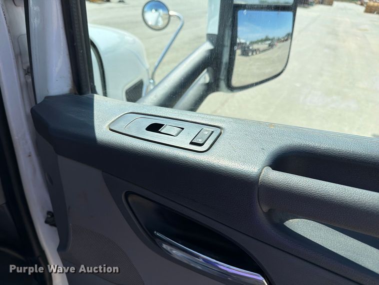 image for item DZ4698 2015 Peterbilt 567 semi truck