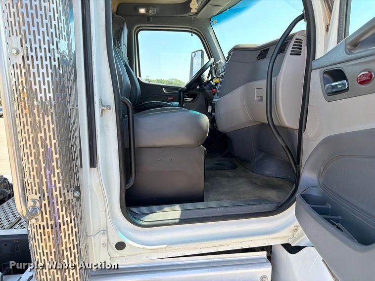 image for item DZ4698 2015 Peterbilt 567 semi truck