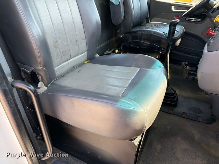 image for item DZ4698 2015 Peterbilt 567 semi truck