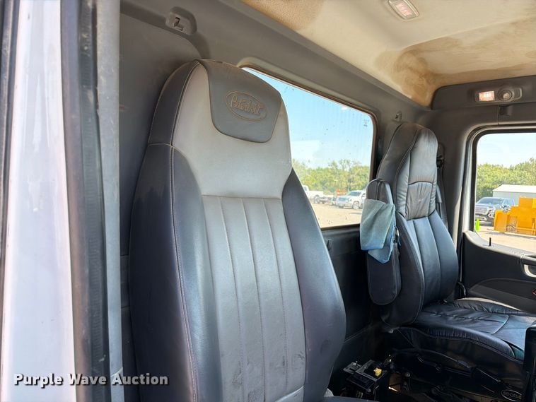 image for item DZ4698 2015 Peterbilt 567 semi truck