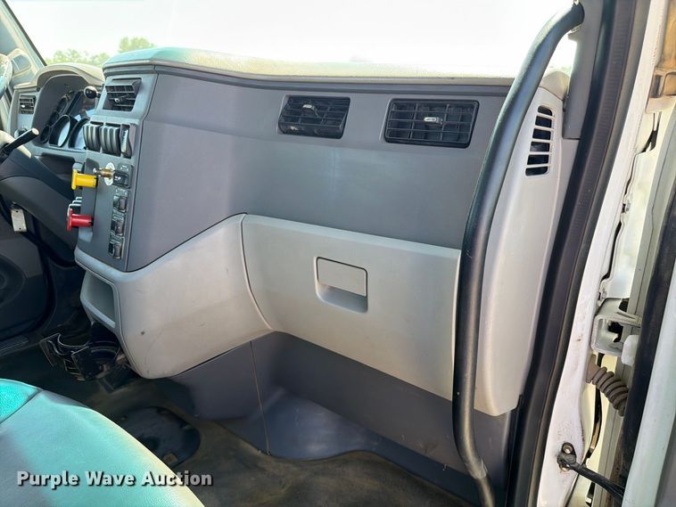 image for item DZ4698 2015 Peterbilt 567 semi truck