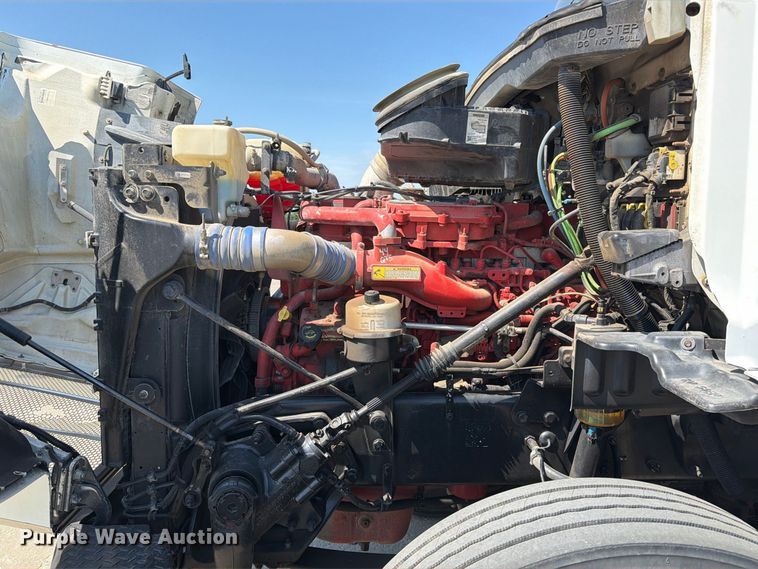 image for item DZ4698 2015 Peterbilt 567 semi truck