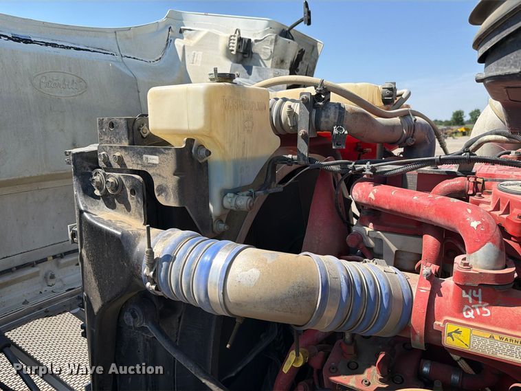 image for item DZ4698 2015 Peterbilt 567 semi truck
