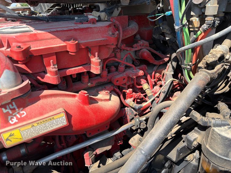 image for item DZ4698 2015 Peterbilt 567 semi truck