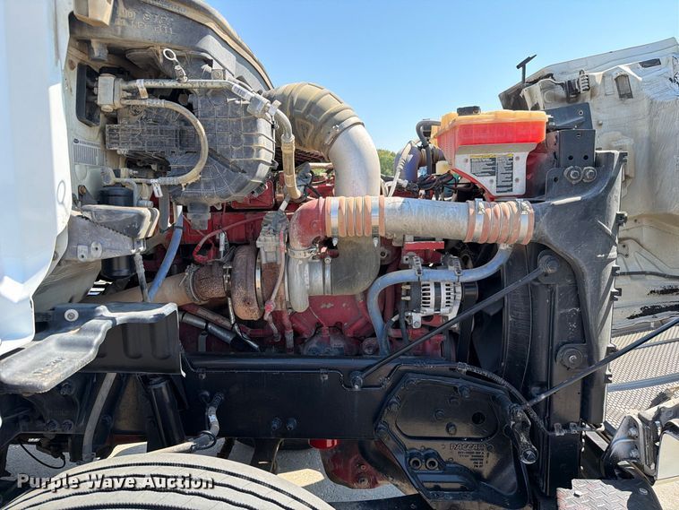 image for item DZ4698 2015 Peterbilt 567 semi truck