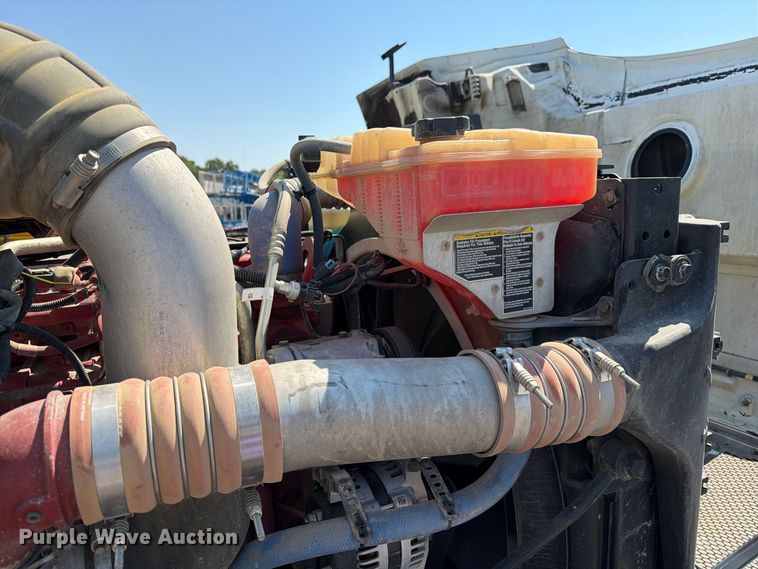 image for item DZ4698 2015 Peterbilt 567 semi truck