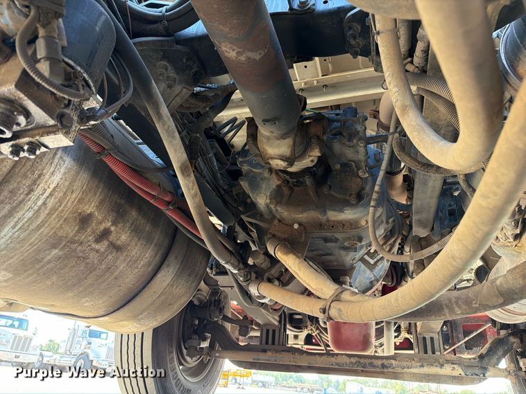 image for item DZ4698 2015 Peterbilt 567 semi truck