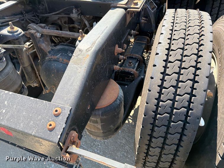 image for item DZ4698 2015 Peterbilt 567 semi truck