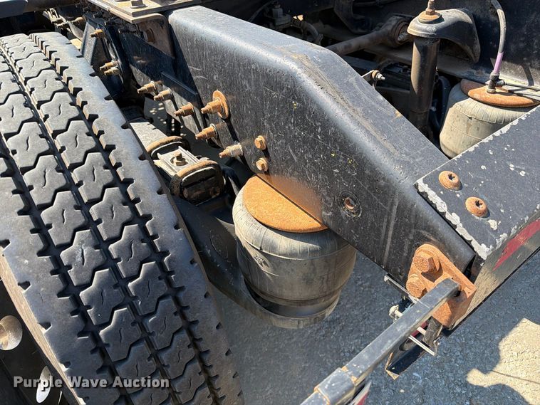 image for item DZ4698 2015 Peterbilt 567 semi truck