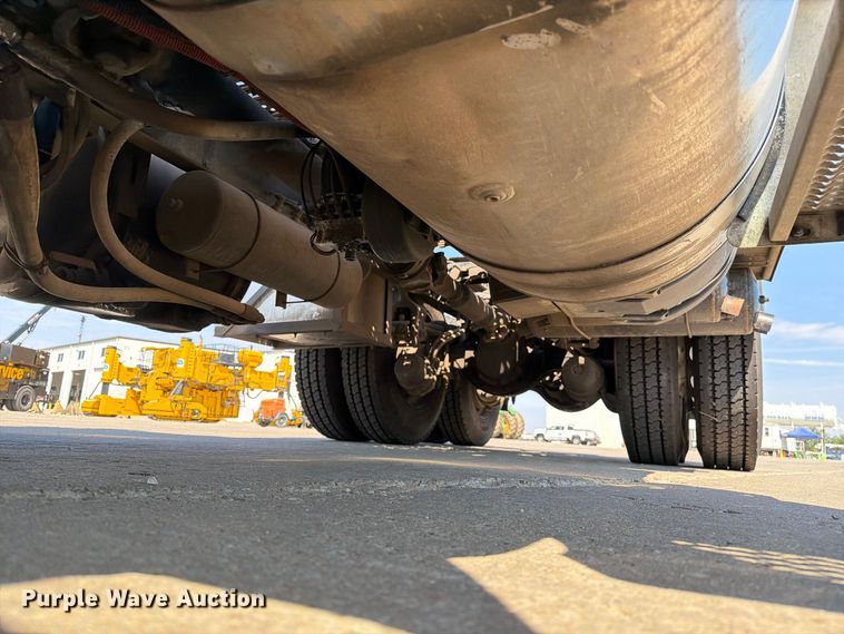 image for item DZ4698 2015 Peterbilt 567 semi truck