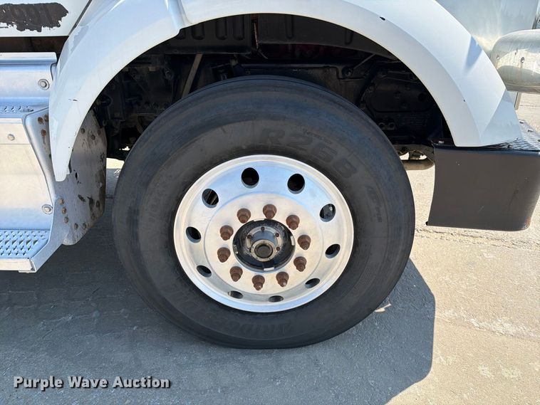 image for item DZ4698 2015 Peterbilt 567 semi truck