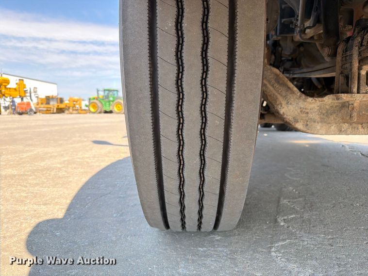 image for item DZ4698 2015 Peterbilt 567 semi truck