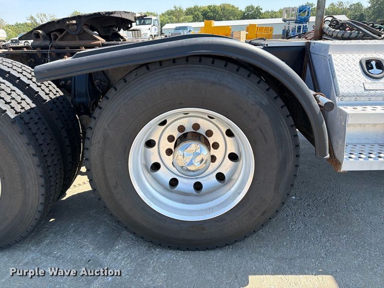 image for item DZ4698 2015 Peterbilt 567 semi truck