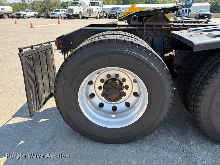 image for item DZ4698 2015 Peterbilt 567 semi truck